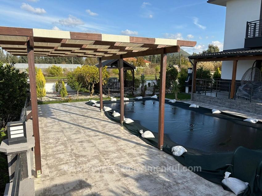 4+1 Villa Zum Verkauf In Eskiköy, Gelegen Auf Einem 14.136 M² Großen Grundstück