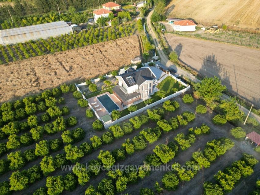 4+1 Villa Zum Verkauf In Eskiköy, Gelegen Auf Einem 14.136 M² Großen Grundstück