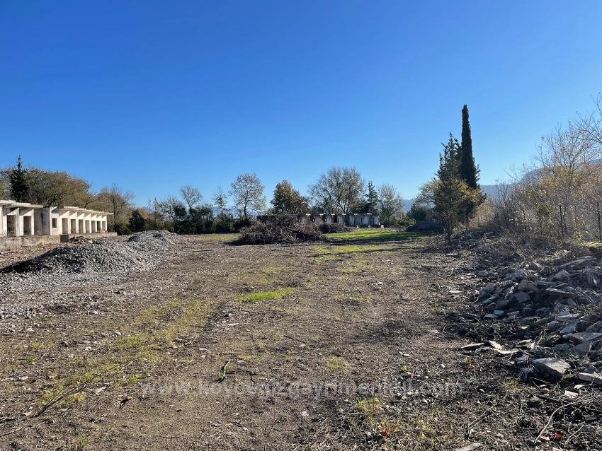 9.037 M² Großes Grundstück In Dalyan Gülpınar, Direkt An Der Hauptstraße, Zu Verkaufen.