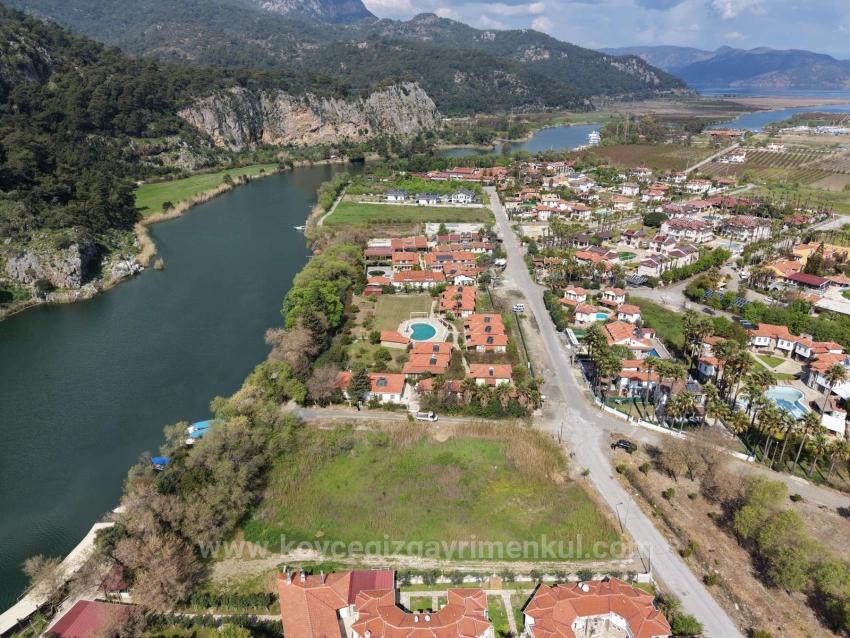 2600 M² Großes Grundstück In Dalyan Gülpınar, Direkt Am Kanal Gelegen, Mit 20% Tourismuszonierung Zu Verkaufen.