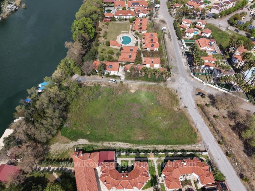 2600 M² Großes Grundstück In Dalyan Gülpınar, Direkt Am Kanal Gelegen, Mit 20% Tourismuszonierung Zu Verkaufen.