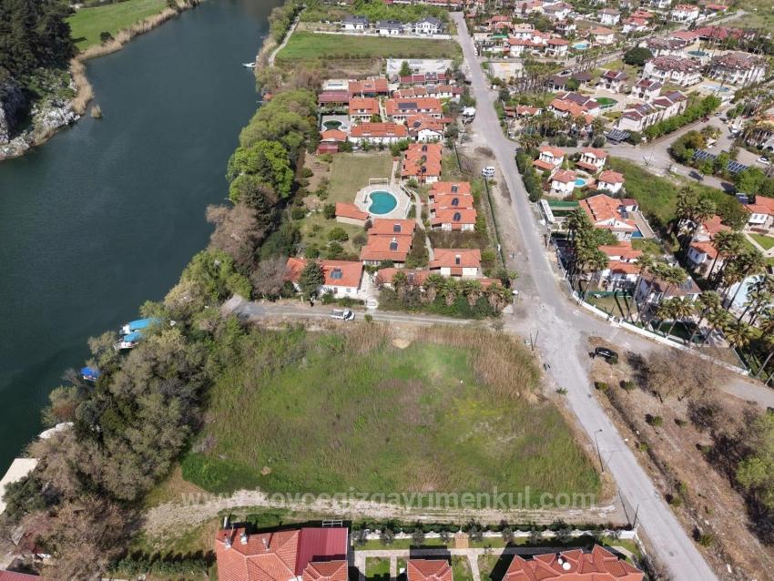 2600 M² Großes Grundstück In Dalyan Gülpınar, Direkt Am Kanal Gelegen, Mit 20% Tourismuszonierung Zu Verkaufen.