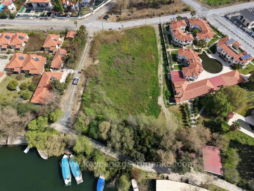 2600 M² Großes Grundstück In Dalyan Gülpınar, Direkt Am Kanal Gelegen, Mit 20% Tourismuszonierung Zu Verkaufen.
