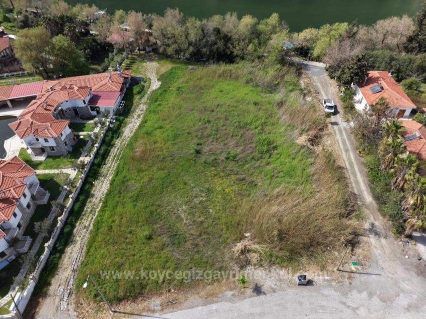 2600 M² Großes Grundstück In Dalyan Gülpınar, Direkt Am Kanal Gelegen, Mit 20% Tourismuszonierung Zu Verkaufen.