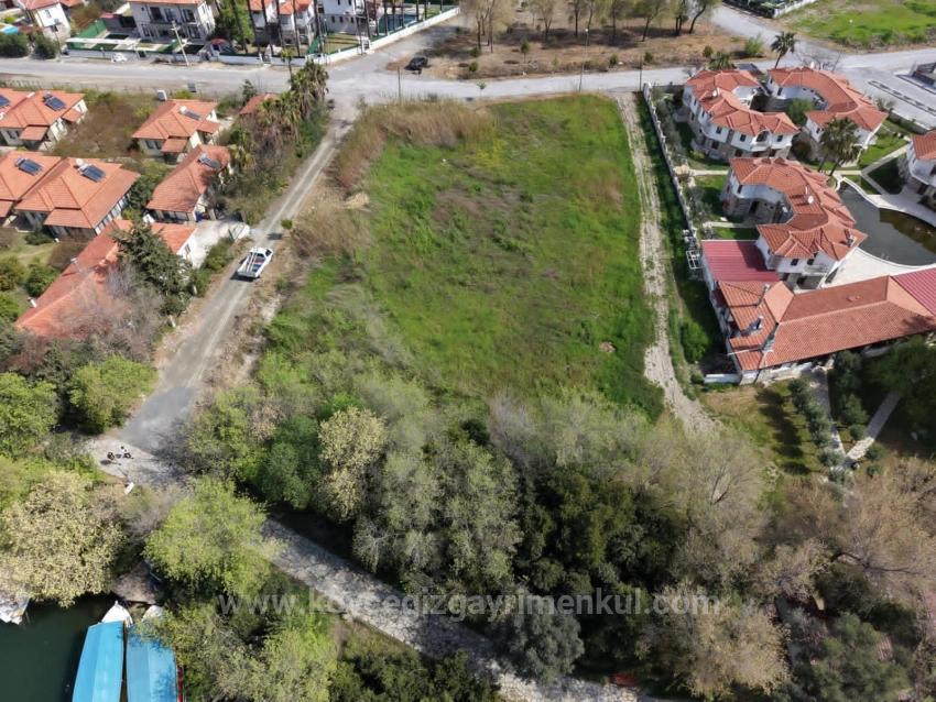 2600 M² Großes Grundstück In Dalyan Gülpınar, Direkt Am Kanal Gelegen, Mit 20% Tourismuszonierung Zu Verkaufen.