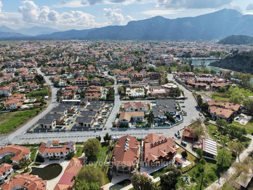 Продается Земельный Участок Площадью 2600 М2 В Дальян Гюльпынар, Прямо Рядом С Каналом, С 20% Зонированием Под Туристическую Застройку.