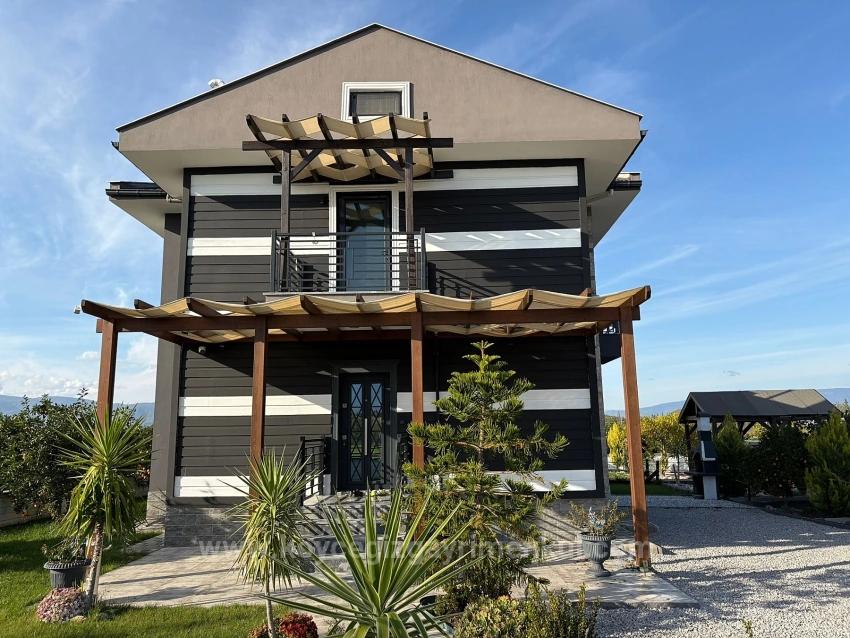 Eskiköy'de 14.136 M2 Tarla İçerisinde 4+1 Satılık Villa