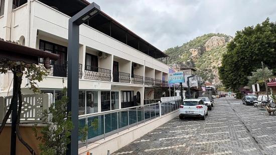 Dalyan'da 30 Odalı Kanala Yakın Satılık Otel